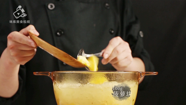 菠萝银耳羹,夏季必喝的美容养颜排毒汤,加入菠萝块