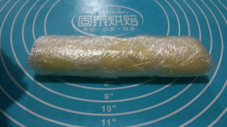 酥皮泡芙,取出,保鲜膜辅助成长条圆形壮,放入冰箱冷藏45分钟左右。