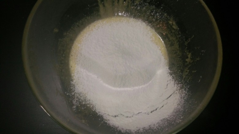 酥皮泡芙,筛入低筋面粉,搅拌均匀,