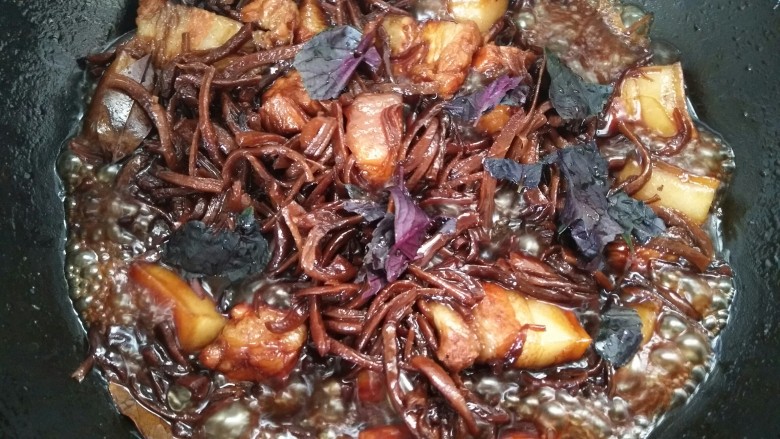 野菌菇烤肉,加点紫苏叶,大火收汁