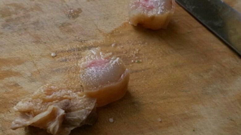 遗失的美好 腊肉茄子炒辣椒,这时候腊肉就差不多煮好了,煮到这样肥肉的地方半透明就可以了