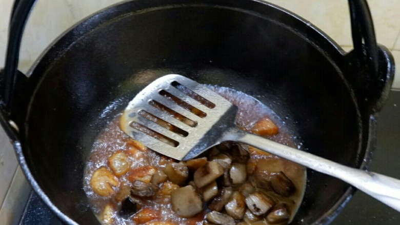 遗失的美好 腊肉茄子炒辣椒,放茄子,炖两分钟左右开始收汁儿