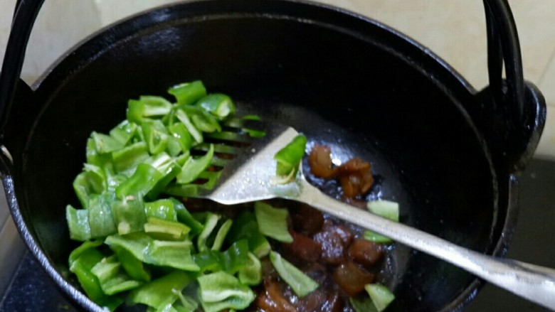 遗失的美好 腊肉茄子炒辣椒,汁儿收到快没了,放辣椒进去翻炒