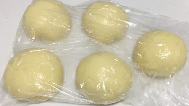 蔓越莓椰蓉千层吐司,取出面团排气,分成五份,放进保鲜袋中松弛二十分钟