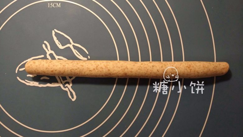 【无油全麦贝果】,顺长卷起来成长筒状,搓匀