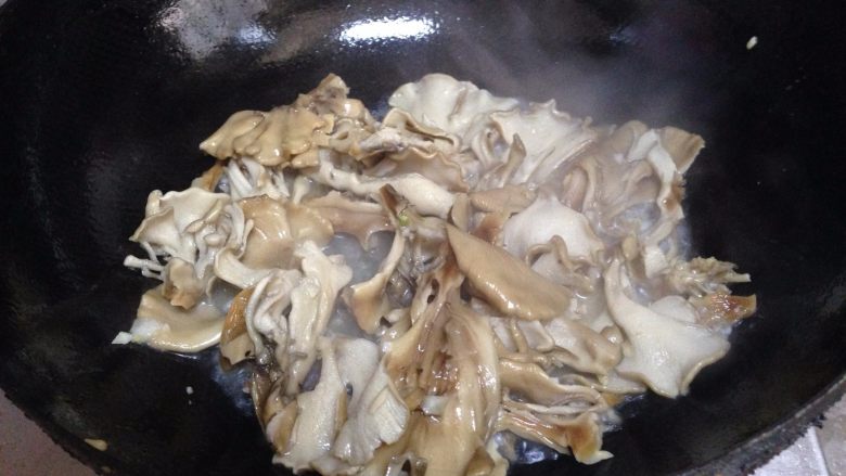 舞茸蚝油菜心,加入适量泡灰树花的水(要沉淀以后上面的水),加入<a style='color:red;display:inline-block;' href='/shicai/ 10588'>糖</a>、盐(只要一点即可)提味后煮5分钟