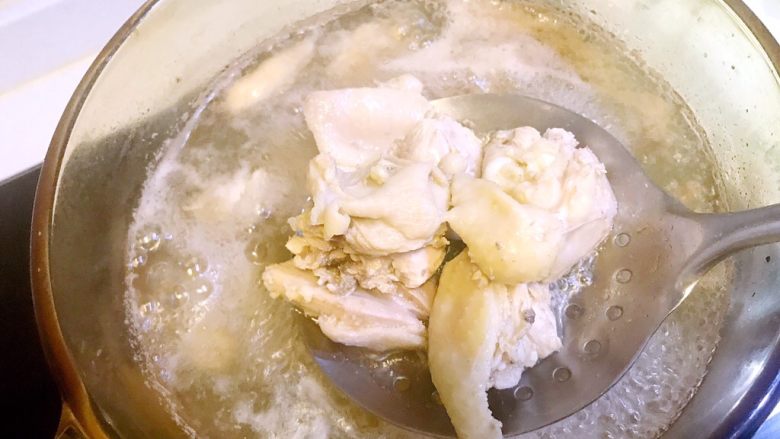 海参椰子鸡,水煮沸后撇入浮沫,捞出冲洗干净