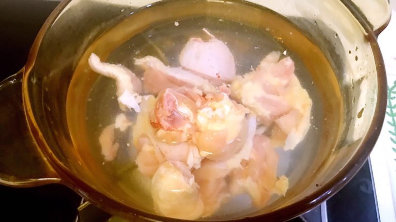 海参椰子鸡,整鸡腿清水浸泡1小时泡出血水,加料酒冷水入锅