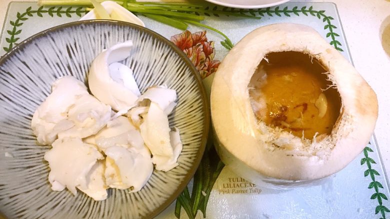 海参椰子鸡,椰子水倒出,椰肉挖出备用