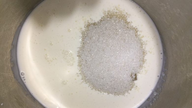 奶油火龙果熊爪冰棍,淡奶油加入白糖,用打蛋器打发。