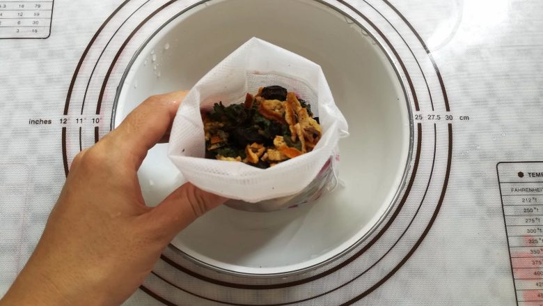 糖桂花酸梅汤,用无纺布袋子把材料全部装起来