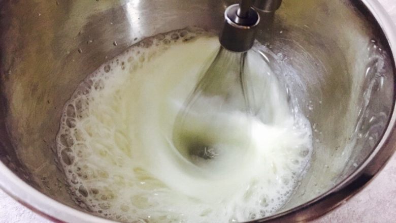 宇治抹茶卷,先二档打发,加入糖和少许柠檬汁