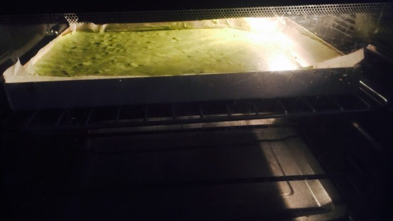宇治抹茶卷,倒入模具刮平整,排气后入烤箱中层160度20分钟