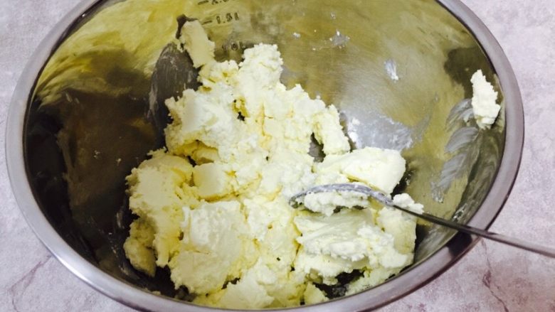宇治抹茶卷,和黄油一样切成小块室温软化,一定要软化再打发。