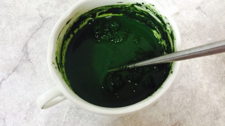 宇治抹茶卷,倒入开水融合抹茶粉,一定要搅匀