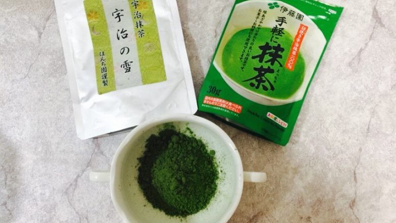 宇治抹茶卷,我用的宇治抹茶粉,是拖朋友直接从日本带回。品质很重要,原料的讲究决定了你的产品的第一口感。之前我用的是五十铃,口感也不错