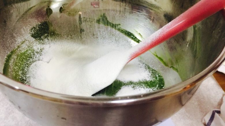 宇治抹茶卷,过筛面粉,面粉一定要过筛,它可以筛去杂物和大块的面粉,使蛋糕主体细腻