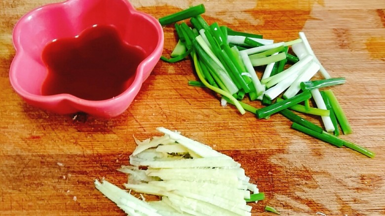 干炸酥肉王,葱切段,姜切丝,备好<a style='color:red;display:inline-block;' href='/shicai/ 718'>料酒</a>。
