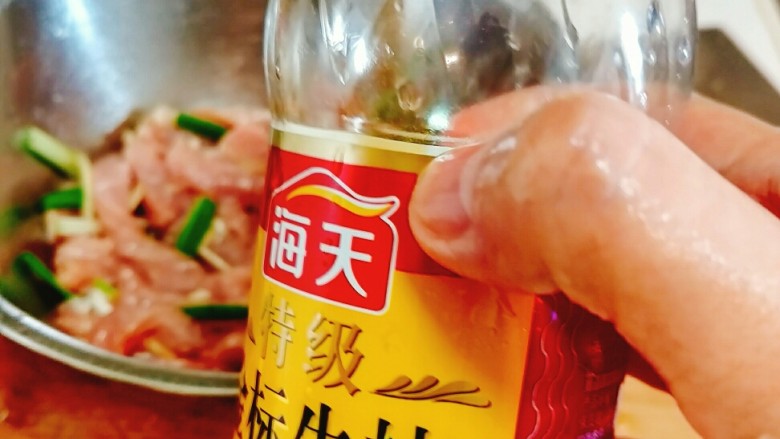 干炸酥肉王,再加入<a style='color:red;display:inline-block;' href='/shicai/ 788'>生抽</a>一勺!