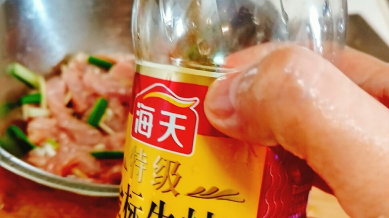 干炸酥肉王,再加入<a style='color:red;display:inline-block;' href='/shicai/ 788'>生抽</a>一勺！