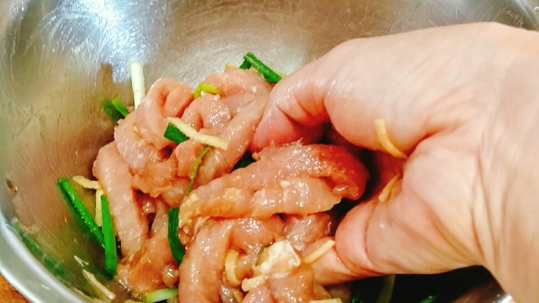 干炸酥肉王,用手把调料抓匀,至少腌30分钟!