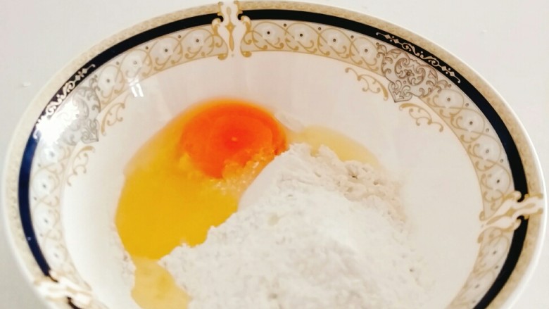 干炸酥肉王,普通粉50克,<a style='color:red;display:inline-block;' href='/shicai/ 512'>玉米淀粉</a>30克,鸡蛋一枚,水50克,1克盐。