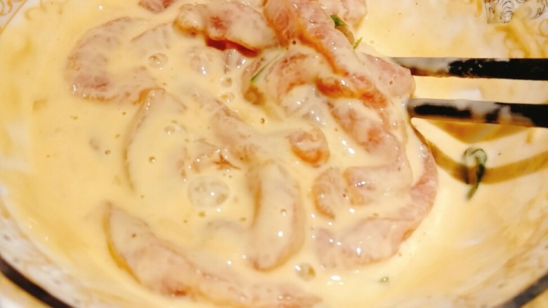 干炸酥肉王,把腌好的肉放在糊中,挂糊!