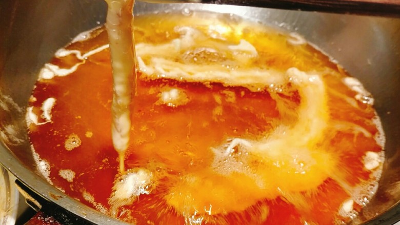 干炸酥肉王,下油锅炸,定型,肉条浮起,捞出。
