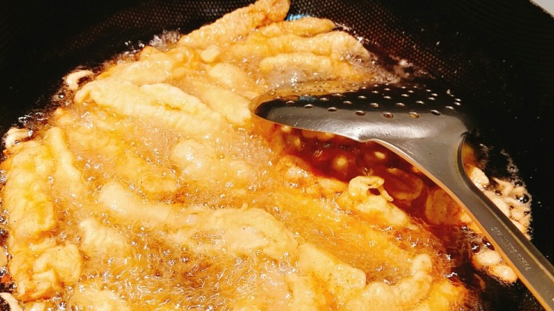 干炸酥肉王,复炸!待油温升高后,将所有炸过的肉条倒入,炸1一2分钟,出锅!