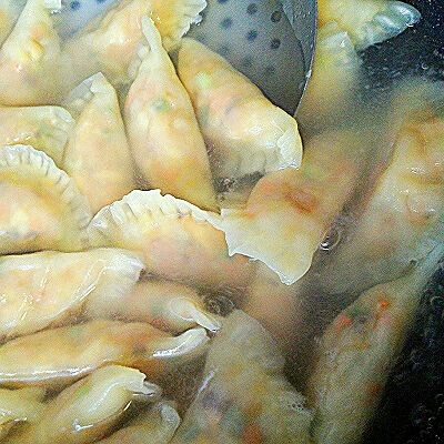 三鲜饺子,锅里放足够的水,,煮开后放饺子煮,加点盐防止破皮,饺子全部浮上来后就熟了,很透哦。