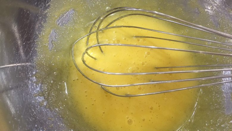 意式提拉米苏～无吉利丁版,两个<a style='color:red;display:inline-block;' href='/shicai/ 15'>蛋黄</a>搅匀，加0到30克砂糖，搅匀，2个<a style='color:red;display:inline-block;' href='/shicai/ 1117'>蛋白</a>加30克砂糖，打发到不流动，加入<a style='color:red;display:inline-block;' href='/shicai/ 15'>蛋黄</a>部分，搅匀，筛入60克<a style='color:red;display:inline-block;' href='/shicai/ 548'>低筋面粉</a>，翻匀，装入裱花袋，剪口，挤条，最好7厘米一条，200度烤12分钟