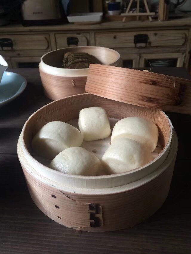 刀切牛奶馒头,看起来是不是有食欲(晚上拍照光线不足开闪光,颜色看起来是黄色的)。
