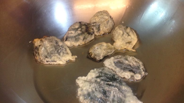 紫蘇葉天婦羅,小小火即可,火氣不大也能保有紫蘇葉的營養成分