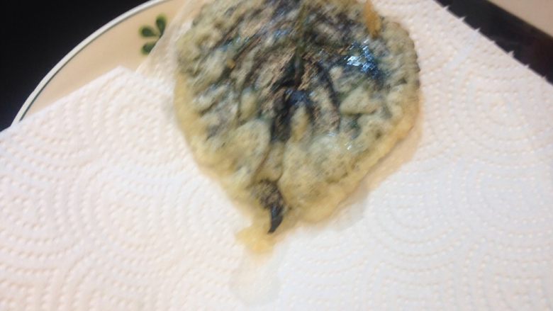 紫蘇葉天婦羅,雙面有焦黃即可起鍋,放在餐巾紙上吸附多餘油脂