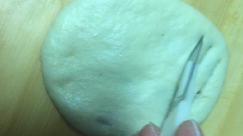 豆沙面包,然后按扁成小椭圆,用雕刻刀斜着滑成条状,给宝宝做的小一点,方便拿着吃