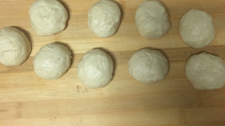 豆沙面包,揉光滑后,按量分成等分剂子