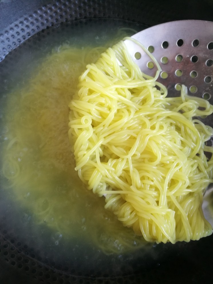 冷面,把泡软的冷面过水焯下,煮1,2分钟即可。