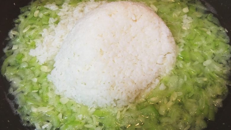鮮味絲瓜菜飯,加水後待沸騰,將白飯全部倒入鍋內