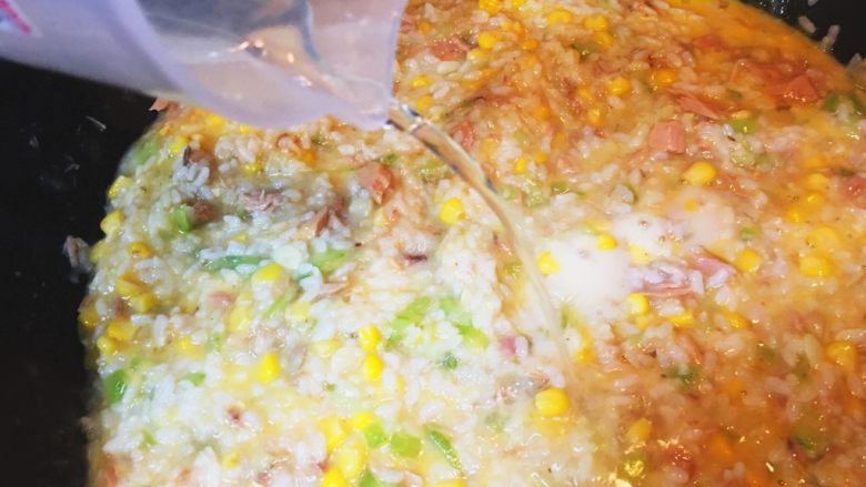 鮮味絲瓜菜飯,步驟16充分攪拌至蛋液固定後,再倒入20ml的<a style='color:red;display:inline-block;' href='/shicai/ 4367'>米酒</a>(此步驟可去除蛋的腥味)