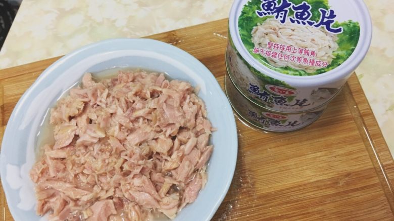 鮮味絲瓜菜飯,準備鮪魚罐頭2罐,先倒在碗裡備用