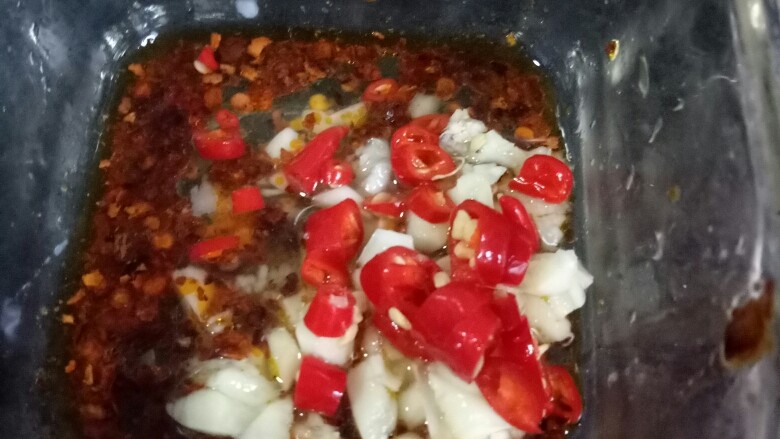 凉拌猪皮,放入大蒜末,红辣椒,生抽,味精