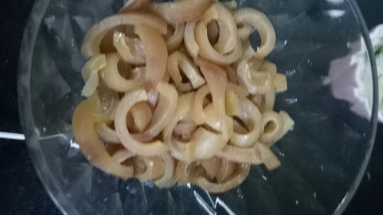凉拌猪皮,肉皮放凉,然后切丝