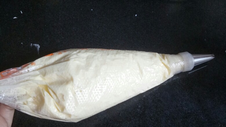 北海道戚风蛋糕,装入裱花袋,然后挤入蛋糕体就可以了