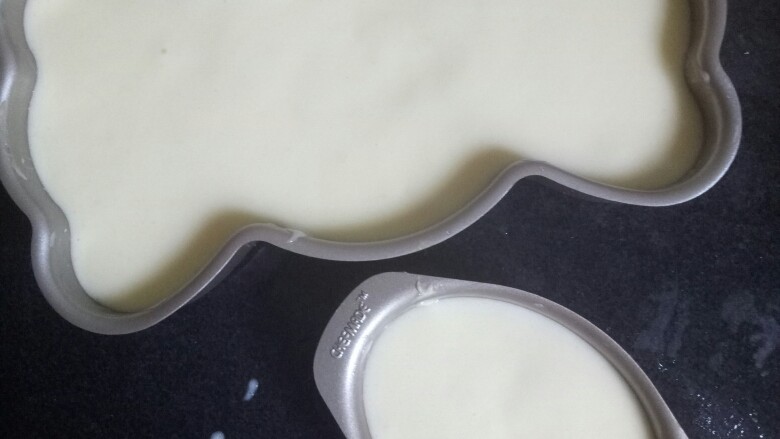 轻乳酪蛋糕,放入磨具中,我用的是六寸糖果型模具和一个迷你模具