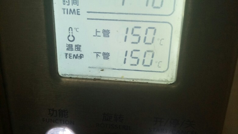 轻乳酪蛋糕,烤箱提前预热至150度,烤110分钟,感觉上色ok了,可以在最上面那层放一个烤盘