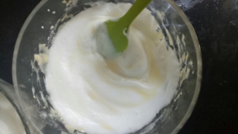 轻乳酪蛋糕,蛋白霜分三次加入蛋黄糊中,刮刀用切拌的手法搅拌均匀
