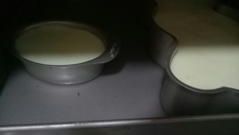 轻乳酪蛋糕,烤盘放热水,放入模具