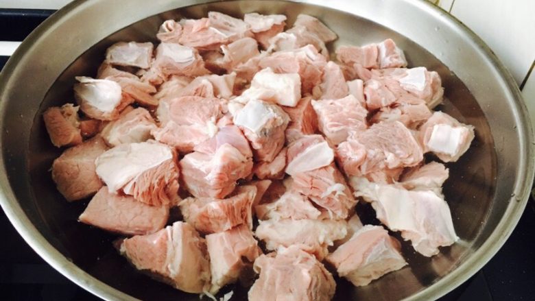 #咸味# 土豆烧牛肉,牛肉焯水,把牛肉和凉水同时放入锅里,开大火焯水?
牛肉焯水是为了逼出污物血水、去除腥味。
牛肉焯水全程不要盖锅盖儿。