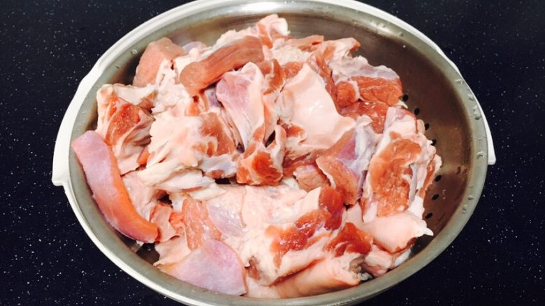 #咸味# 土豆烧牛肉,切好的牛肉块放在凉<a style='color:red;display:inline-block;' href='/shicai/ 156925'>水</a>里浸泡半个小时,然后洗干净。