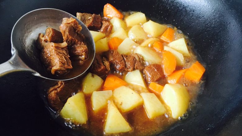 #咸味# 土豆烧牛肉,勺入牛肉和牛肉汤,牛肉7~8块,牛肉汤没过土豆。